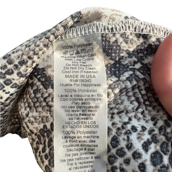 Snakeskin print shirt dress above the knee. V neck . No stretch. - Picture 5 of 7